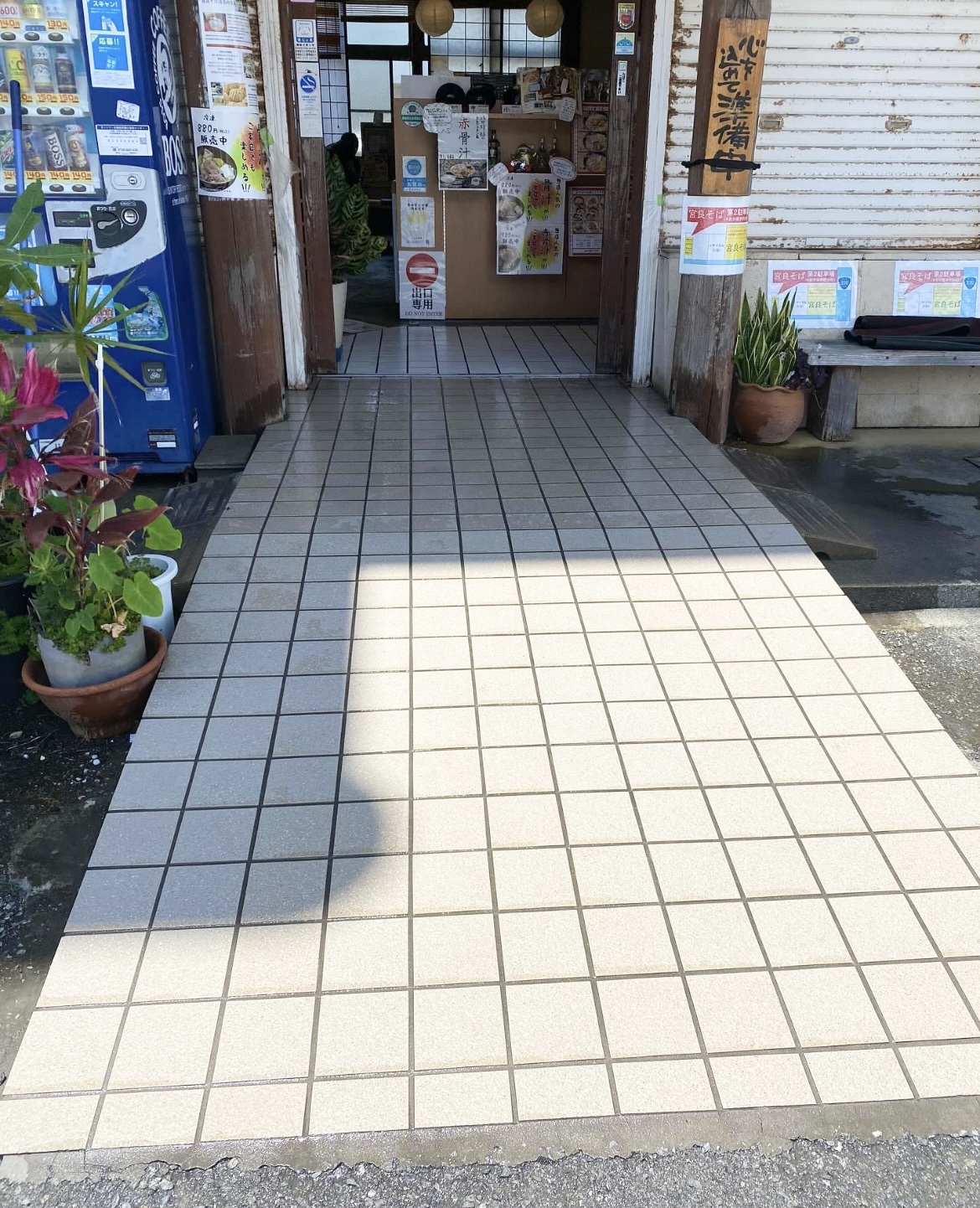 沖縄で床やタイルの滑り止め施工